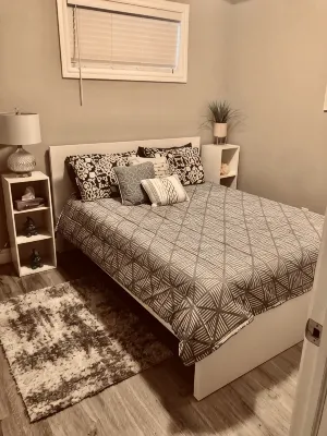 Cozy 2 bedroom basement with 2 beds, kitchen, 75’’ TV and bathroom - บังกะโล