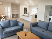 Brand new Holiday Home 400m From Beach - Homestays