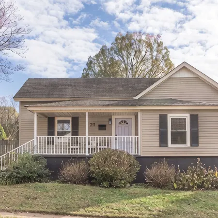 The Periwinkle Cottage, 3BR, 2BA Fort Mill Retreat. Close to Downtown!