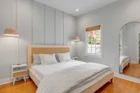 The Saint's Suite - brand new 3 Bed/3 EnSuite Bath, 1 Block to King - Condos