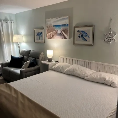 Cozy condotel with King Bed, WiFi, great pool, fitness room and much more! Hotels in Whitfield