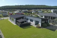 Modern Family  Holiday home with sensational views peaceful paradise (sleeps 11) - Gym