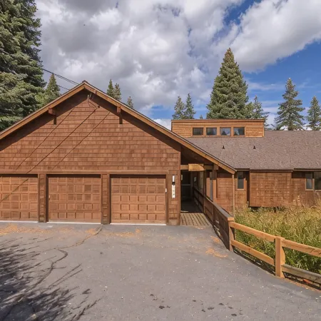 Cozy Cabin 5.5 Bedrooms, Forest/Mountain View 3 Decks 2 Masters Hot Tub 4200Sqft