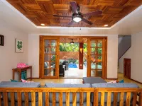 3 min walk to surf, 3bedrooms, Villa, Pool, Steps to the Beach! Hotels in Dominical