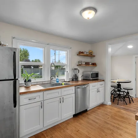 Cozy Downtown Redmond Cottage