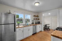 Cozy Downtown Redmond Cottage - 3-Star