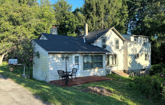 Charming 3-bedroom farmhouse in Rock Stream including vineyard and winery tour.