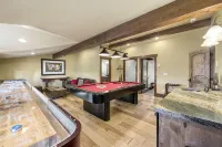 Entire Large Home- Luxe, Walk to Lift & Town! Game Room, Hot Tub - ジャグジー