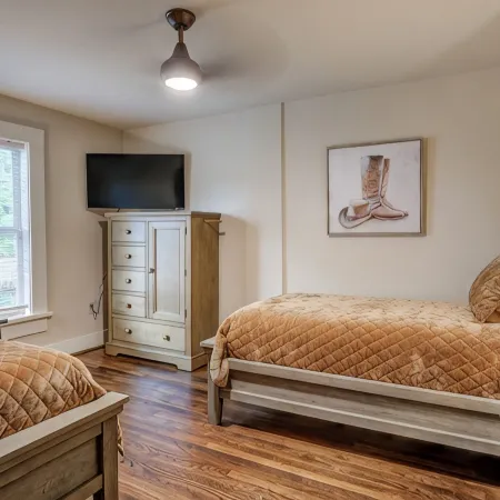 Historic 1880 2-Bedroom Downtown Apartment