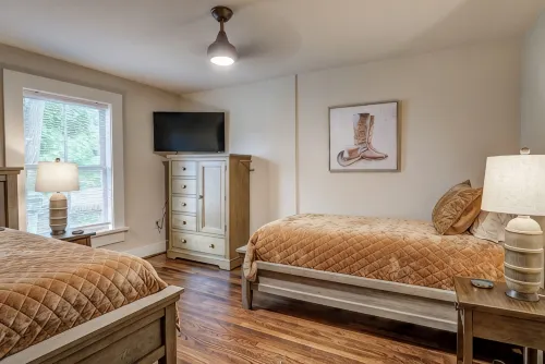 Historic 1880 2-Bedroom Downtown Apartment - 3-Star
