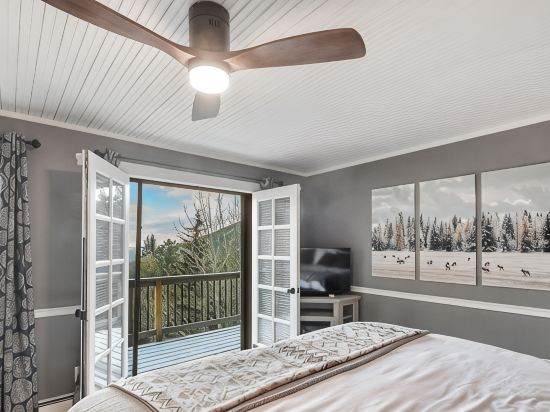 Evergreen Dream! Hot Tub,5 King Beds, 1 Queen Bed,Amazing Views,10 Min to Ski!!