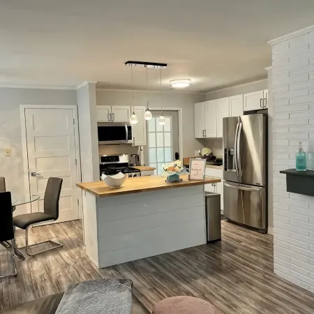 Pet-Friendly Charming & Cozy 3-bedroom house AC & WiFi in pleasant Youngstown
