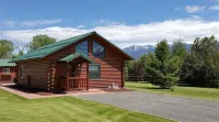 The Trout House- An Authentic Montana Cabin, Perfect for Yellowstone Adventures! - シャレー