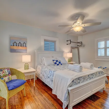 2 Blocks to Beach, Dog Friendly, Fenced Yard, Firepit, Fireplace,Renovated