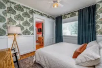 King Bed, Pet Friendly, Main Floor, Walk Downtown - Apartemen