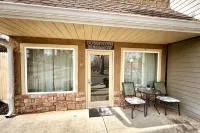 Haven at Hazel~Downtown Bungalow, cozy quarters for up to four, farmhouse chic. - Homestays