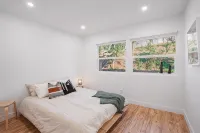 Hillside House with Dtla Views + Jacuzzi - Bungalows