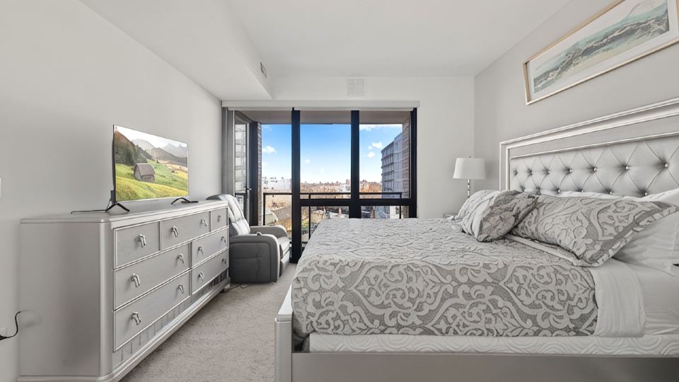 "Faith of Evanston" 180°view, 2BDR +2Bath Urban luxury