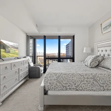 "Faith of Evanston" 180°view, 2BDR +2Bath Urban luxury