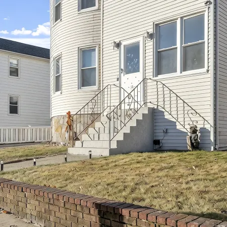 Luxurious 2 BD next to UMass sleep up to 8 with Gym