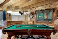 Smoky Cabin Private Indoor Hot Pool, Hot Tub, Theater, Rafting & Tubing 15 Min!! - Pools