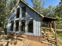 Peaceful secluded cabin nestled on 40 wooded acres overlooking  4 acre pond. - Homestays