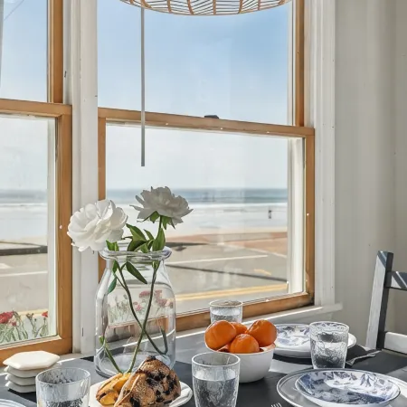 Oceanfront Cottage on Long Sands Beach - Sleeps 4