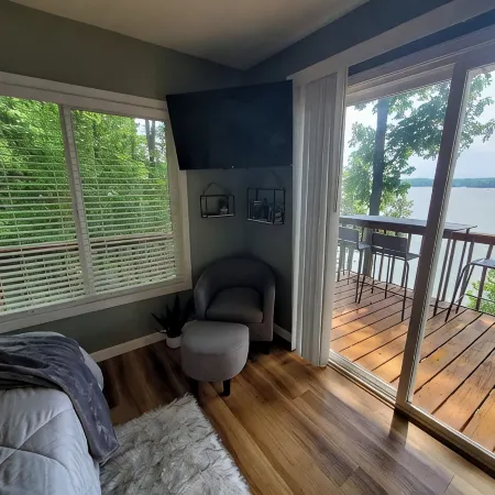 Lakeshore Cottage in Cadiz, Ky has waterfront panoramic views of Lake Barkley!