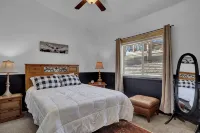 Modern Western Home with Lake and Mountain Views - vue sur la montagne
