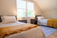 Modern Retreat Located Across from Wra and Steps from Downtown Hudson.<Br> - Homestays