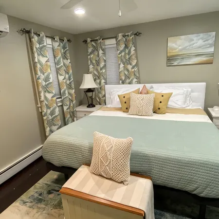 Winter Lakeside Retreat on Locke Lake — Stunning Views & Private Hot Tub Hotels in Barnstead