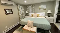 Winter Lakeside Retreat on Locke Lake — Stunning Views & Private Hot Tub - 홈스테이