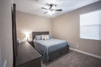 Like New Home Private pool ,New furnishings, 20 mins to State Farm stadium - Pools