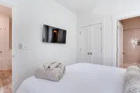 Village View- walkable to NC State & Cameron Village -Pet Friendly - Condos