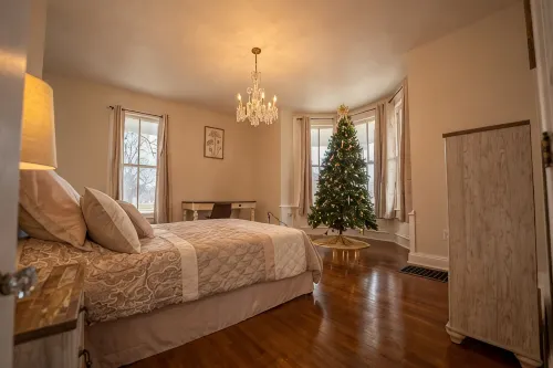 NEW! LUXURY AWAITS! Four BR's -  3 with their own Private Bath PLUS Bonus room. - Swimmingpools