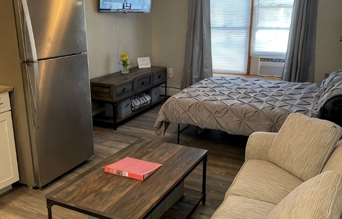 Cozy new efficiency close to beach and shopping