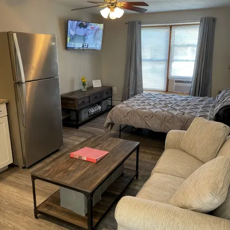 Cozy new efficiency close to beach and shopping