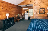 600 Sq. ft Cabin with King Size Bed - Quiet Location, Close to Skiing - 3-Star