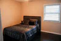 Cozy Corner House 9 min walk from Indianapolis Motor Speedway! - 3-Star