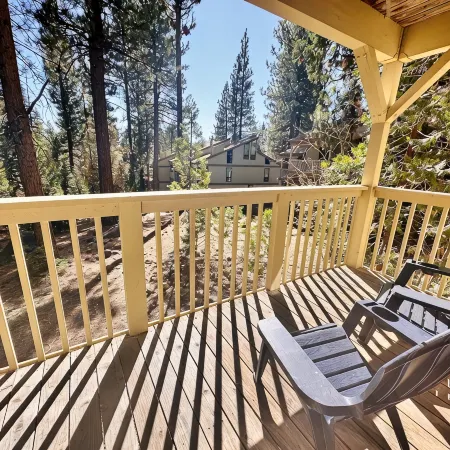 Attractive all-season townhome! Less than 10 min to Northstar, 3 min to beach!