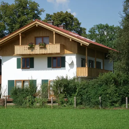 Sunny, spacious & fully equipped, castle views, close to lake/beach, restaurants