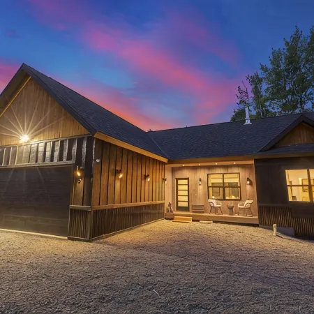 Modern Mtn Retreat: Lakefront, Direct Beach Access & Hot Tub by Tamarack Resort