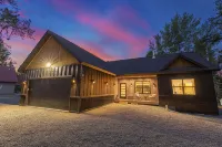 Modern Mtn Retreat: Lakefront, Direct Beach Access & Hot Tub by Tamarack Resort - Chalets