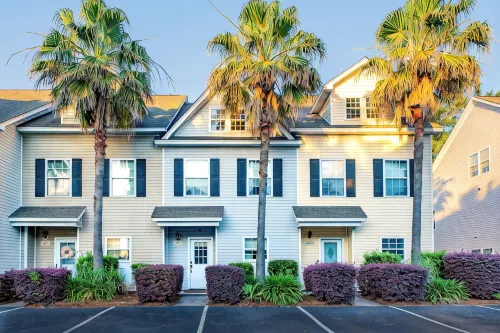 Charming 3-Bedroom Townhome Near Historic Downtown + Balcony + Lake Access - 3-Star
