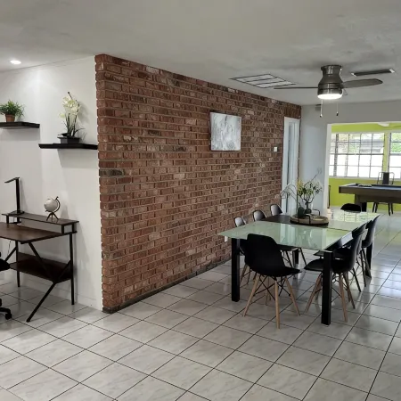 Sleeps 30 Large Heated Pool Home, 10 min to Hard Rock and 22 minutes to Beach