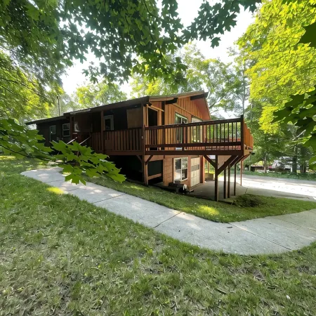 Updated & Central. ATV Trails, golfing, skiing pictured rocks within 3 miles. 뮤니징 타운쉽 호텔