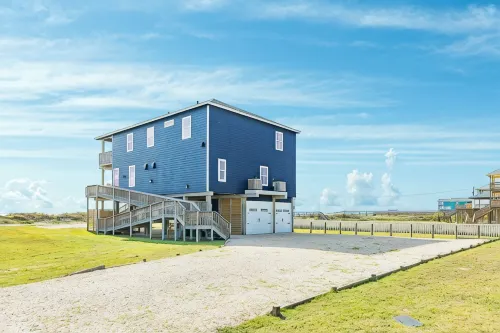 6-bedroom house on fabulous Surfside Beach with private volleyball court - 4-Star
