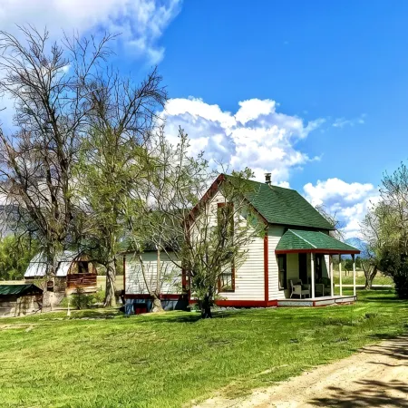 Restored 1909 2 Story Farmhouse minutes from Hamilton