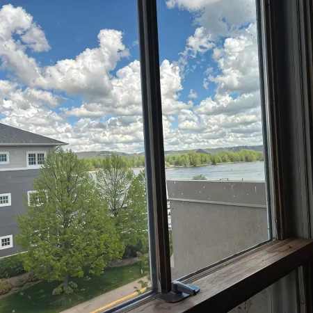 Stunning river view loft in Wabasha near Eagle Center