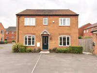 4 Bed Modern Spacious House | Parking x3 | EV Charger - WiFi